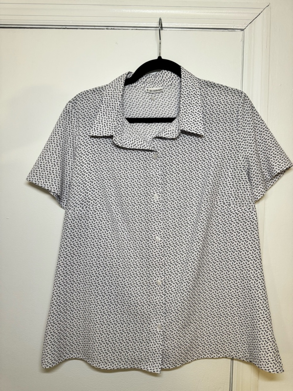 Button-Front Short Sleeve Printed Blouse in White and Black